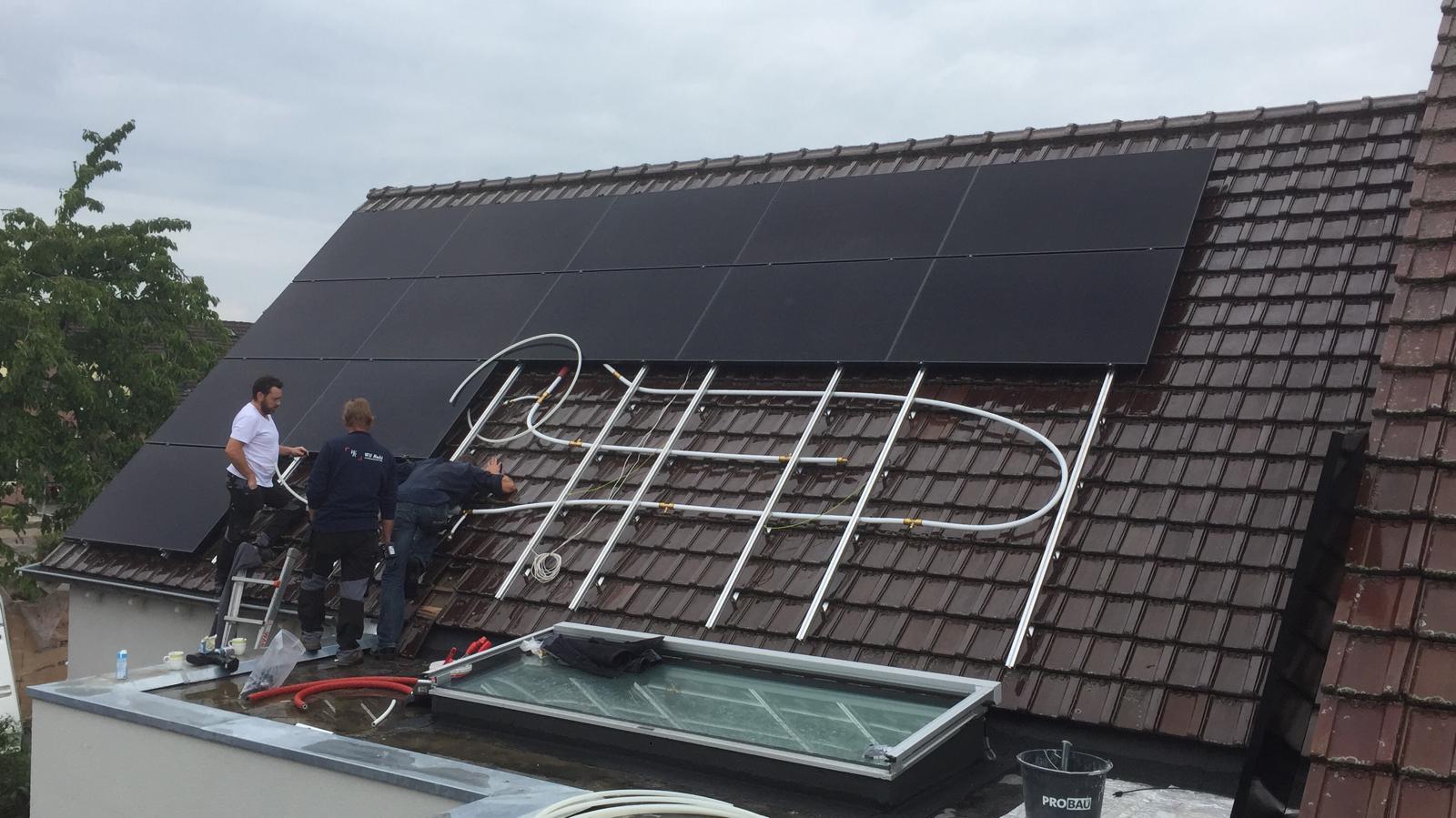 De plek waar de thermische panelen komen is nog open, en de slangetjes zijn goed zichtbaar